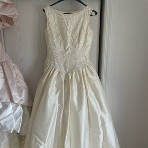 Wedding Dress never worn, size 12 not altered.